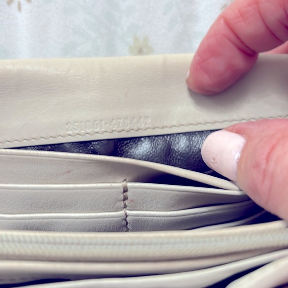 Gucci Beige Wallet with Heart Emblem - Picture 3 of 6